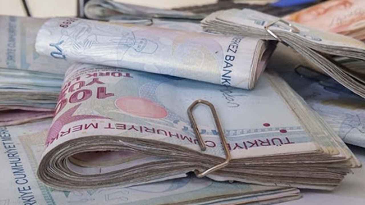 <p>Yine bugün askerlik borçlanması yapacak bir kişi 37 bin 963 lira öderken 1 Ocak’tan sonra yaparsa asgari ücrete gelen zam oranında artış olacak.</p>