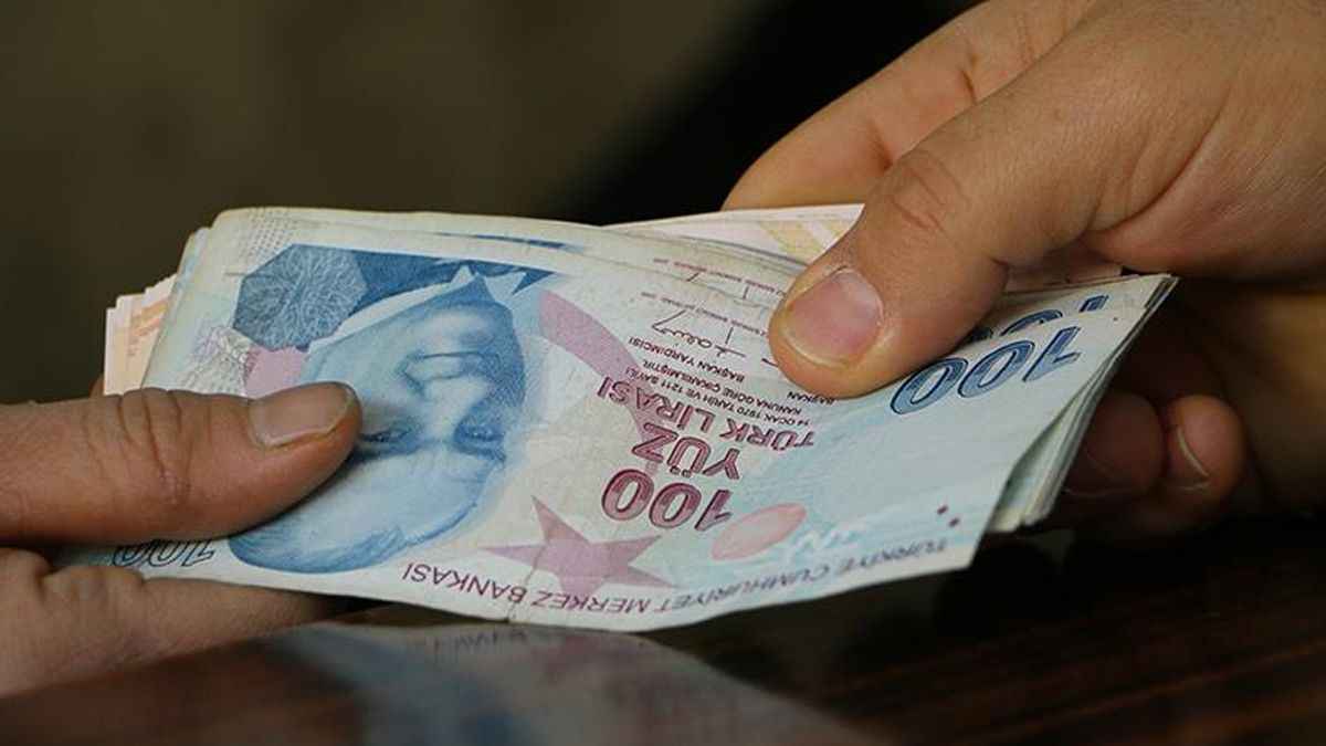 <p><strong>18 AY ASKERLİK YAPTIM. BUNU ÖDERSEM EYT KAPSAMINA GİRER MİYİM?</strong></p>
<p>Askerlık borçlanmasıyla EYT kapsamına girebilmeniz için 2010’daki sigorta başlangıç tarihinizi 8 Eylül 1999’a çekecek kadar askerlik süresi gerekiyor. Bu da mümkün olmadığı için EYT yasası kapsamına girmeniz mümkün değil.</p>