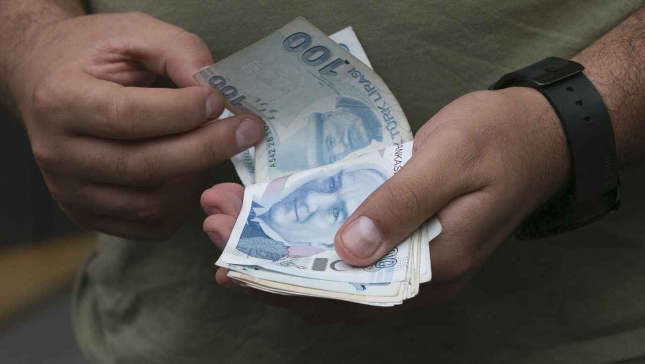 <p><strong>EYT kapsamında emekli olanların aylıkları aynı mı olacak?</strong></p>
<p>Primi düşük olanla fazla olanın aylık farkı olacak. Örneğin, 5 bin prim gün sayısı ile emekli olan vatandaş en düşük emekli aylığı olan 3.500 lira alırken, 9 bin prim günüyle emekli olanın alacağı aylık bunun çok üzerinde olacak. 1999 öncesi yatırılan yüksek primler büyük avantaj sağlıyor.</p>