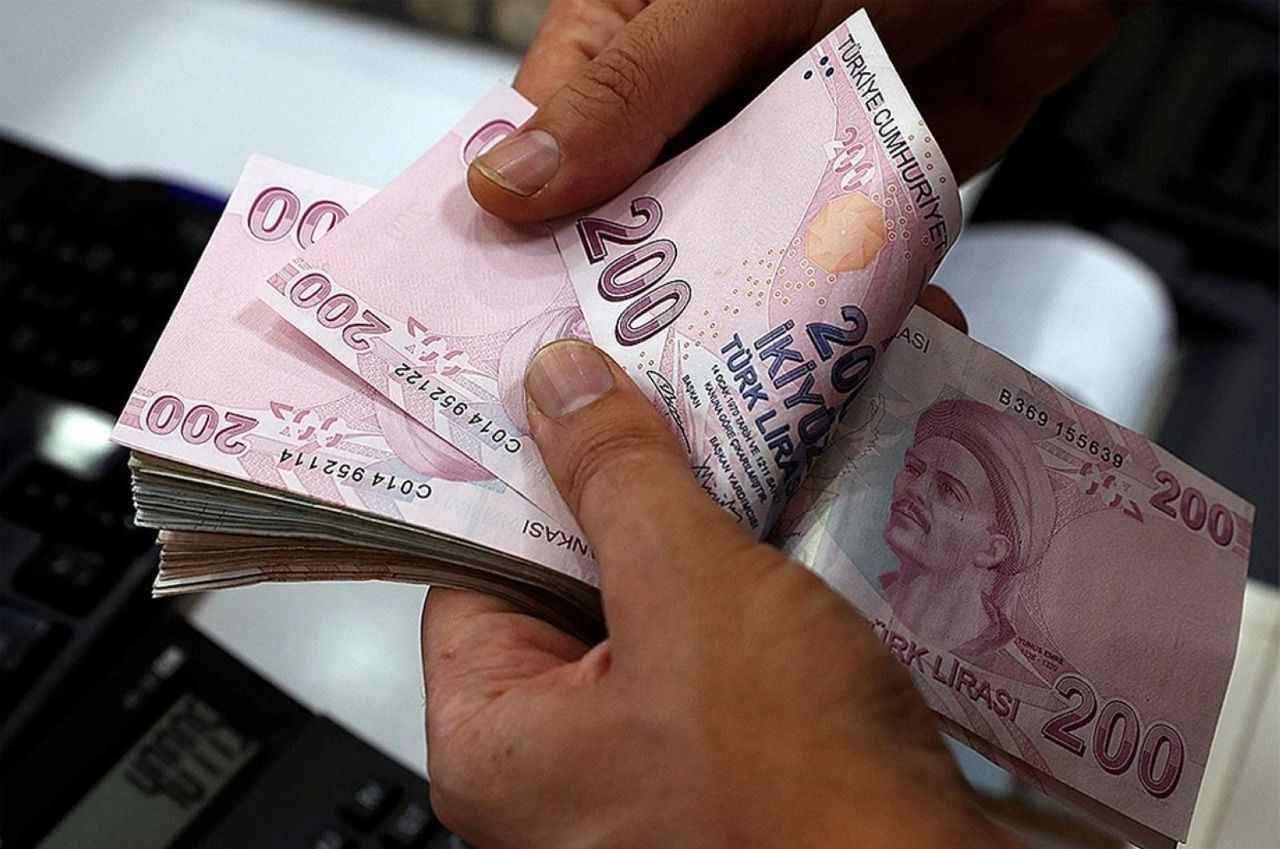 <div class="gallery-item-header">
<p>Emeklilikte yaşa takılanlarla birlikte prim borcu olduğu için emekli olmayan binlerce kişi de yapılandırma ile muradına erecek. Plan ve Bütçe Komisyonu'nda kabul edilen yasa teklifiyle kesinleşmiş SGK alacaklarına yapılandırma imkânı da getiriliyor.</p>
</div>