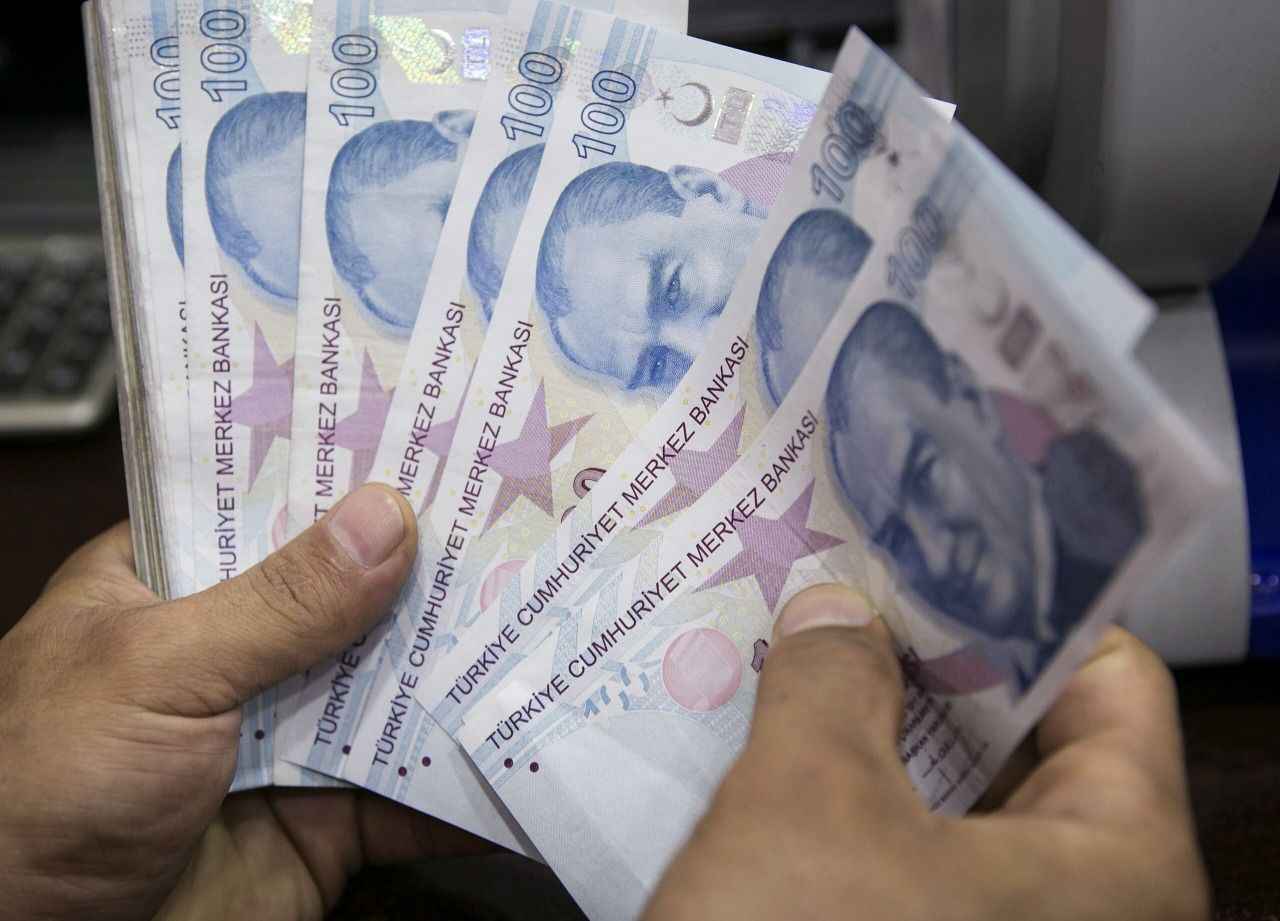 <p><strong>10 BİN LİRAYA KADAR SİLİNECEK</strong></p>
<p>SGK alacaklarında da Yİ-ÜFE aylık değişim oranları esas alınarak hesaplanacak tutarın belirtilen süre ve şekilde ödenmesi halinde, bu alacaklara uygulanan gecikme cezası ve gecikme zammı gibi gecikme cezalarının tamamının tahsilinden vazgeçilecek.</p>