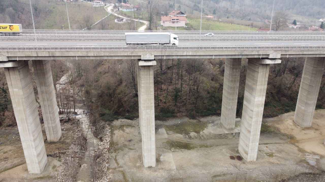 <p>Viyadük ayaklarına depremlerden önce yerleştirilen izolatörler, sarsıntılar esnasında ayakların ve kirişlerinin zarar görmesini önleyerek görevini yerine getirdi.</p>
<p>Zarar gören izolatörler ise Ulaştırma ve Altyapı Bakanlığı Karayolları Genel Müdürlüğünce son teknoloji yeni sürtünme sarkaç mesnetli izolatörler ile değiştirildi.</p>