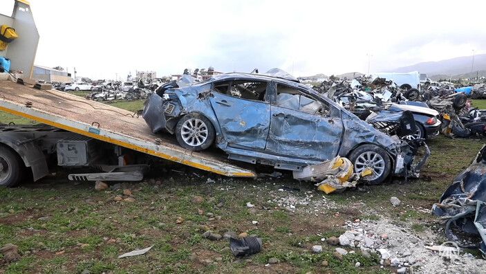 <p class="text">Emniyet  <a href="https://www.dirilispostasi.com/haberleri/genel" class="tag-link" title="Son dakika genel haberleri" target="_blank">Genel</a> Müdürlüğü ve  <a href="https://www.dirilispostasi.com/haberleri/trafik" class="tag-link" title="Son dakika Trafik haberleri" target="_blank">Trafik</a> Vakfınca  <a href="https://www.dirilispostasi.com/haberleri/turkiye" class="tag-link" title="Son dakika Türkiye haberleri" target="_blank">Türkiye</a>'nin farklı yerlerinden görevlendirilen yaklaşık 60 ekip, hurda araçların bulunduğu enkazlara gidiyor.</p>