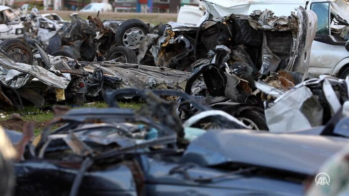 <h3>Araçlar toplama alanlarına getiriliyor</h3>
<p class="text">Ekipler, plaka veya şase numaralarını kayıt altına aldıkları araçları, çekicilerle şehrin 3 noktasında kurulan toplama alanlarına getiriyor.</p>