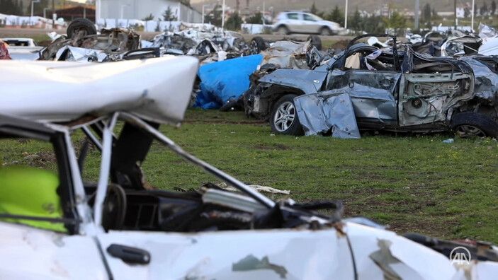 <p><span>Ezilmiş görüntüsü, kırık camları, kopan motor ve tekerleriyle adeta </span><a href="https://www.ensonhaber.com/araba.htm" rel="noopener tag" target="_blank">araba</a><span> mezarlığını andıran binlerce otomobil, motosiklet ve kamyonetin bulunduğu alanlar, depremlerin yol açtığı yıkımı gösteriyor.</span></p>