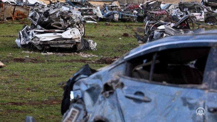 <p><span>Bitlis'ten araç çekmek için görevlendirilen Osman Özcan, 10 gündür bölgede çalıştığını söyledi.</span></p>