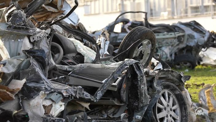 <h3>"Sahiplerini tespit ediyoruz"</h3>
<p class="text">Kendi ekiplerinin günde yaklaşık 10 araç çektiğini aktaran Özcan, şunları söyledi:</p>
<p class="text"><em>"Enkaz altında kalan araçlar çıkartıldığında yeri, konumu bize söyleniyor. Aldığımız aracın plakasından, yoksa motor şase numarasından sahiplerini tespit ediyoruz. Sahibi ya da yasal mirasçıları da gelip buradan alıyorlar."</em></p>
<p class="text">(AA)</p>