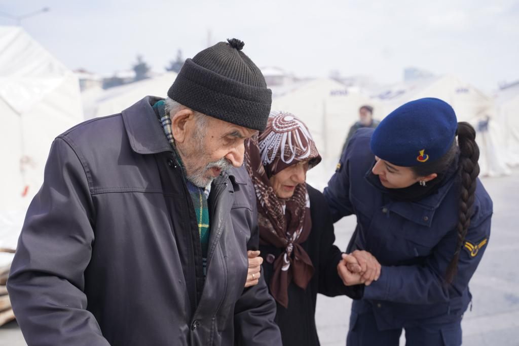<p><span>Malatya İl Jandarma Komutanlığı ve diğer illerden gönüllü olarak kente gelen kadın astsubaylar, depremden etkilenen vatandaşlara desteğini sürdürüyor.</span></p>