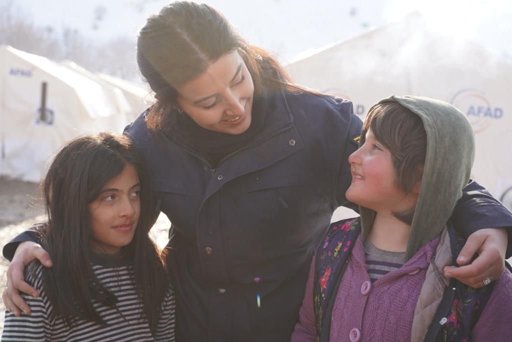 <p><span>Kent genelindeki konteyner ve çadır kentlerde depremzedelere giyim, ısınma ve yaşam malzemesi dağıtan güvenlik güçleri, başta yaşlılar olmak üzere kadın ve çocukları ziyaret etti.</span></p>