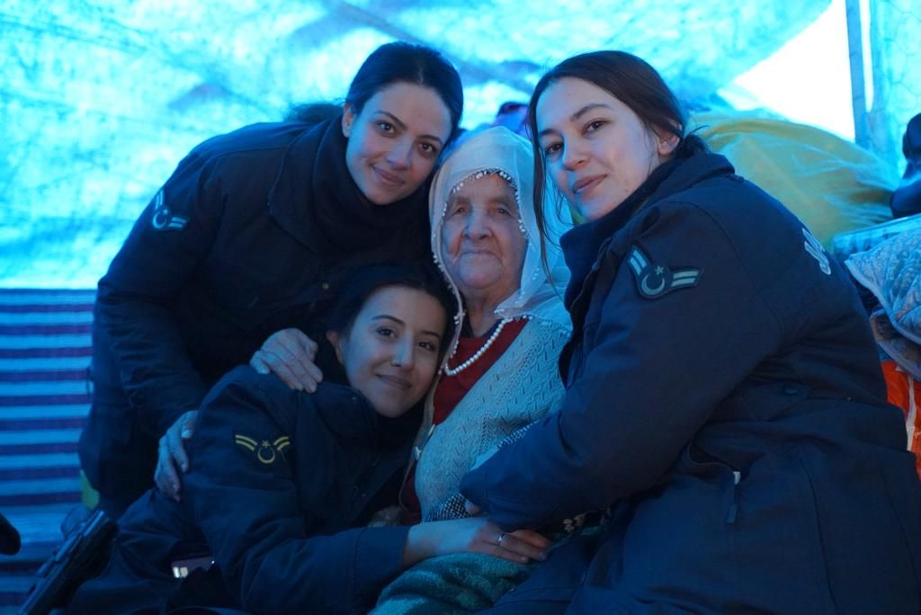 Jandarma kadın astsubaylardan Malatya'da depremzedelere destek 