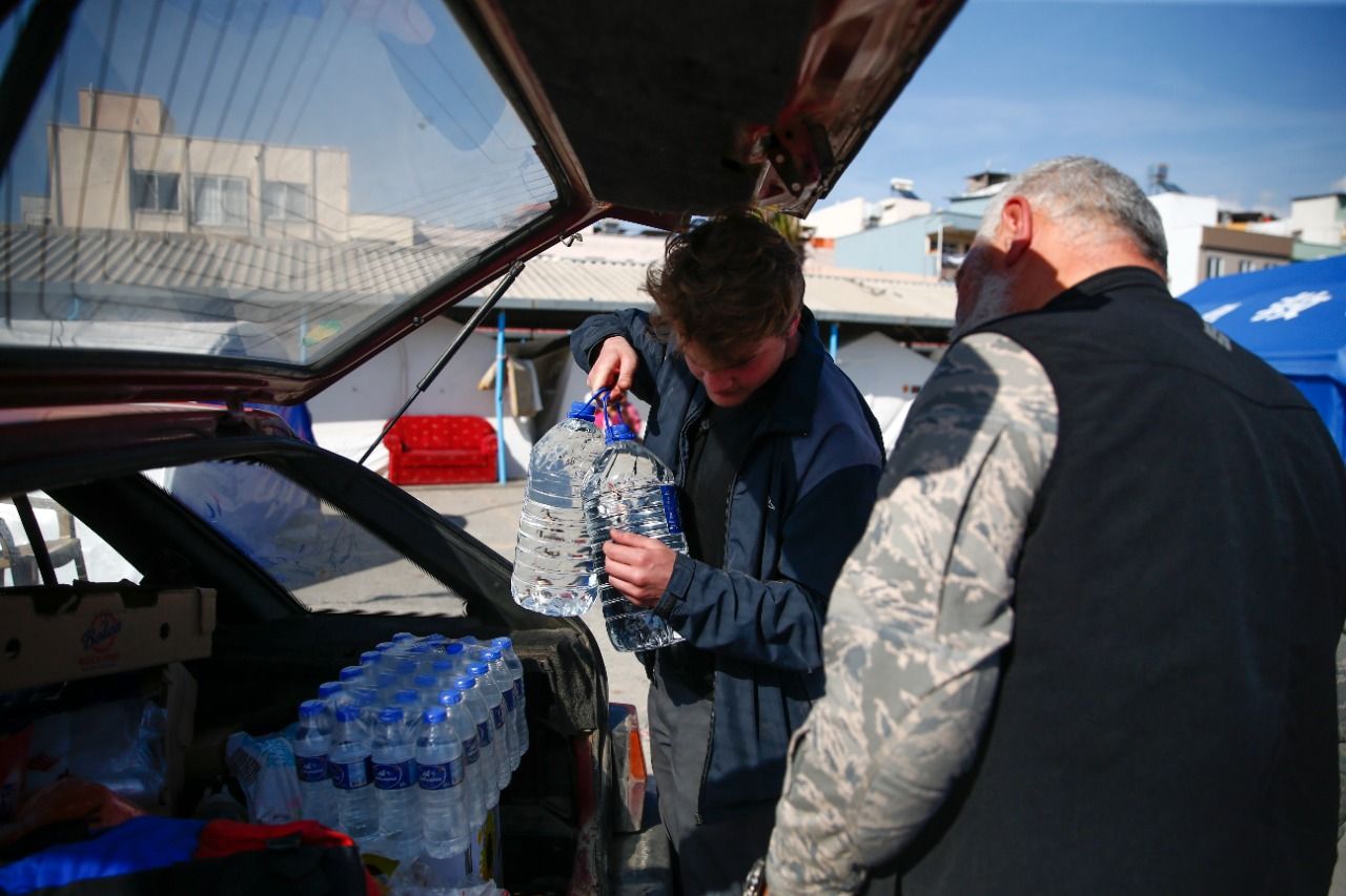 <p><span>Ülkesindeki televizyon kanallarında Kahramanmaraş merkezli 6 Şubat'ta meydana gelen depremlerle ilgili izlediği görüntülerden etkilenen 19 yaşındaki Alman genç Baltazar Girst, kendi imkanlarıyla geldiği Hatay'da yardım faaliyetlerine katıldı.</span></p>