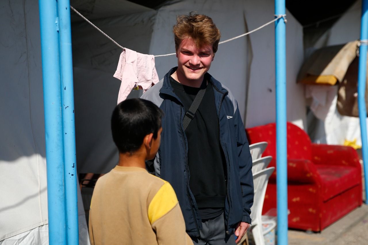 Alman genç depremzedelerin yardımına koştu