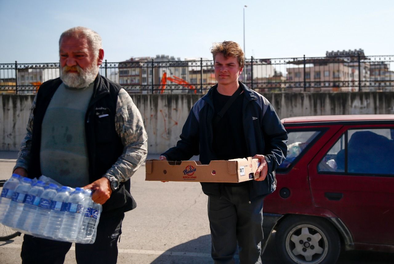 <p><span>Görüntüleri izledikçe de bölgedeki insanlara yardım etme isteğinin oluştuğunu aktaran Girst, "Haberlerde insanların yaşadığı acıyı görebiliyordum. Benim de hem zamanım hem de uçak biletimi ve buradaki masraflarımı karşılayabilecek param vardı. Buraya sadece yardım etmek için geldim." dedi.</span></p>