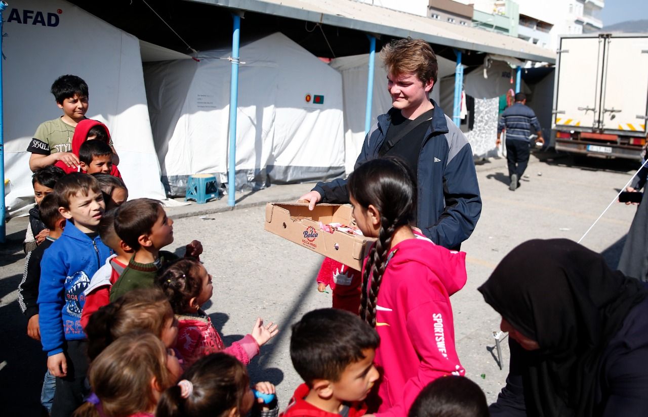 <p><span>Girst,  <a href="https://www.dirilispostasi.com/haberleri/hatay" class="tag-link" title="Son dakika Hatay haberleri" target="_blank">Hatay</a>'da kısa sürede sağlam dostluklar kurduğunu dile getirerek, "Hatay'da bir aşevinde çalıştım. Oraya her gün yüzlerce insan geliyordu. Onlara bir an olsun hizmet edebilmek beni mutlu ediyordu. Orada yemek hazırladım, insanlara yemek dağıttım. Biz aynı gezende yaşıyoruz. Ben de buraya insanlık için geldim. Hiçbir ayrım yapmadan, din, dil, ırk ayrımı yapmadan yardım etmeye geldim. Hepimiz insanız." diye konuştu.</span></p>