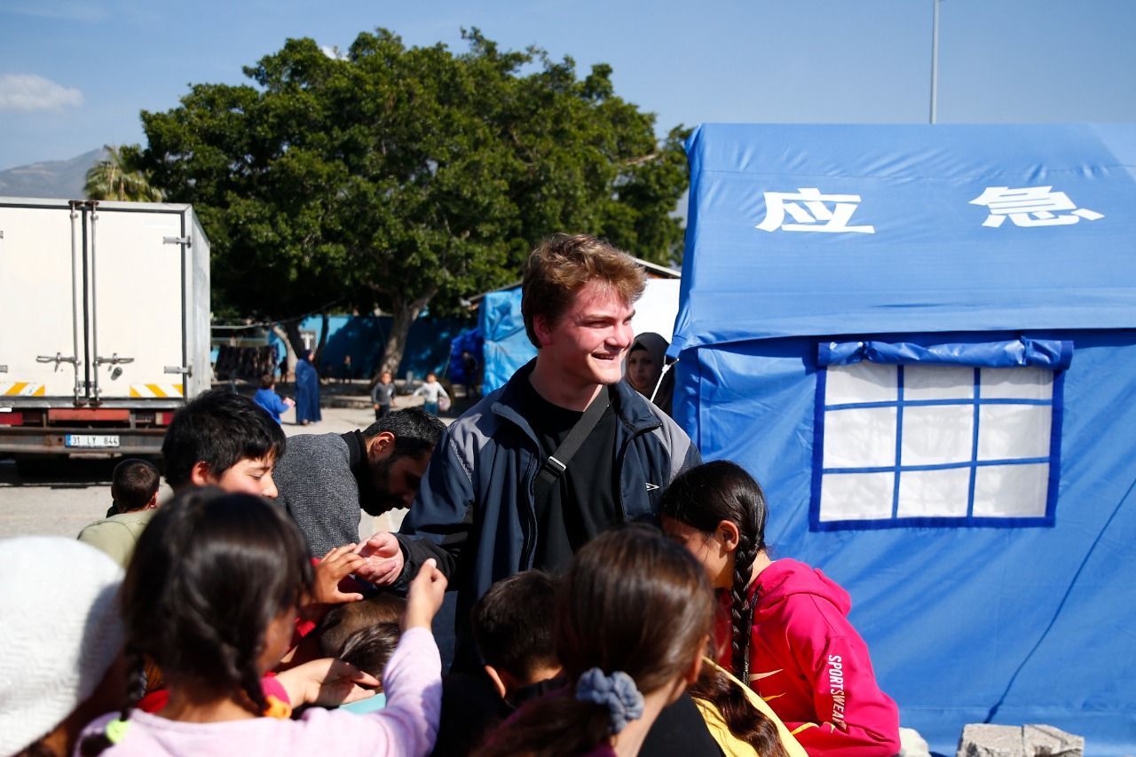 <p><strong>"Patates de soydu yemek de dağıttı"</strong></p>
<p>ADRO Başkanı Erdoğan ise turist rehberleriyle deprem bölgesindeki farklı illerde yardım faaliyetlerinde bulunduklarını, çalışmalarına bu süreçte dahil olan Girst'in davranışının kendisini mutlu ettiğini kaydetti.</p>