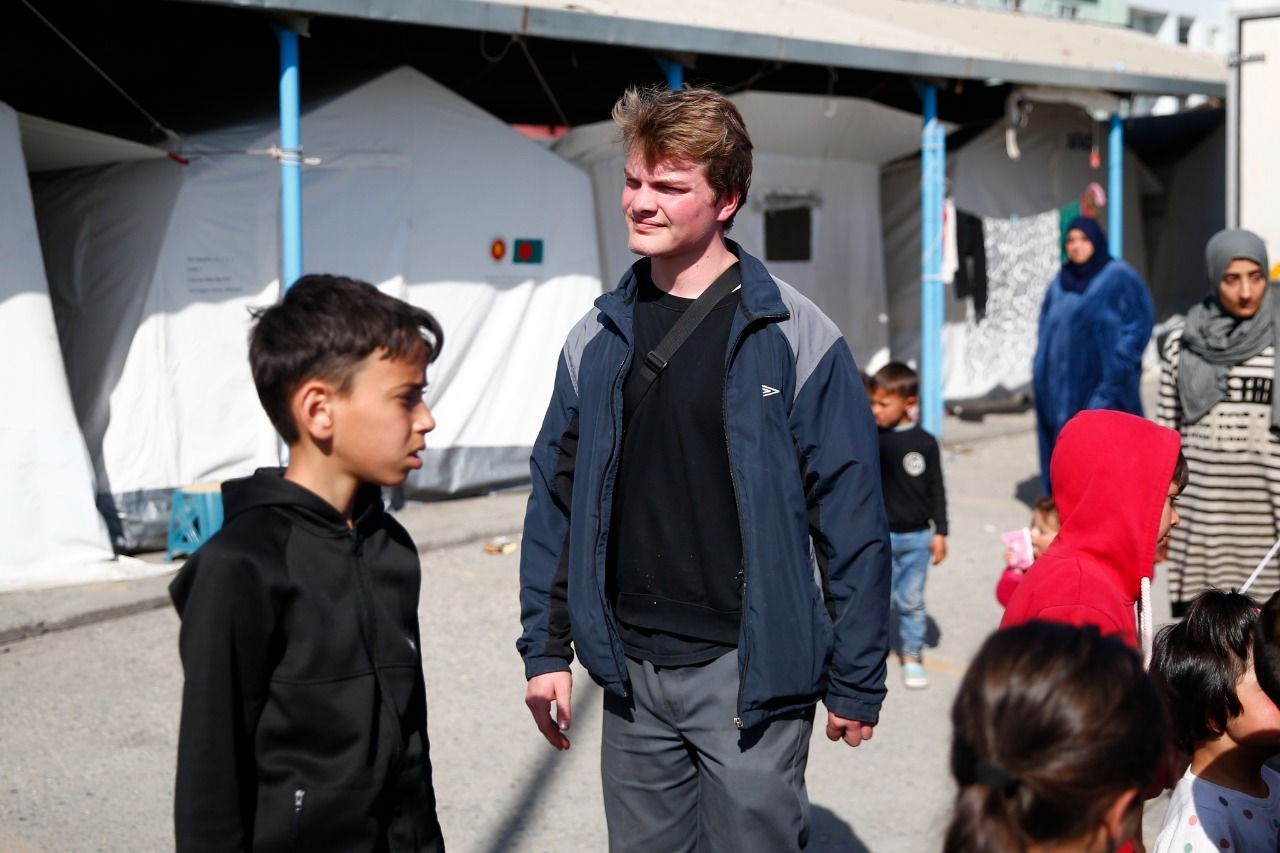 <p>Girst'in iyi bir amaçla deprem bölgesine geldiğini belirten Erdoğan, şöyle devam etti:</p>
<p>"Televizyonda deprem haberlerini izledikten sonra 'Ben burada oturamam.' diyen bir kardeşimiz çıktı geldi. Baltazar'ı Hatay'daki bir yemek çadırına yönlendirdik. Burada her gün binlerce kişi yemek yiyordu. Bu genç, orada patates de soydu yemek de dağıttı. Çok iyi bir niyetle gelmiş ve o niyetle de yardım etti. Artık ülkesine dönme vakti geldi. Türkiye adına ona teşekkür ediyoruz."</p>