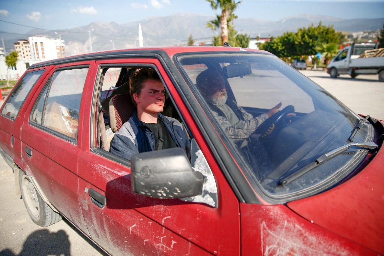 <p><span>Çalışmalarının devam ettiğini aktaran Erdoğan, "Özellikle Samandağ ve Defne'nin kırsal bölgelerine yardımlar götürmeye çalışıyorum. O bölgedeki birçok insanla tanış olduk, aile olduk. Bu yardımları elimizden geldiği kadar sürdüreceğiz." dedi.</span></p>