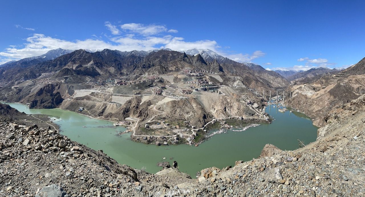 <p><span>Kemer baraj sınıfında 275 metreyle Türkiye'nin birinci, dünyanın beşinci en yüksek barajı olan Yusufeli Barajı ve HES'te su seviyesi her geçen gün yükselirken eski ilçe merkezi de büyük oranda sular altında kaldı.</span></p>