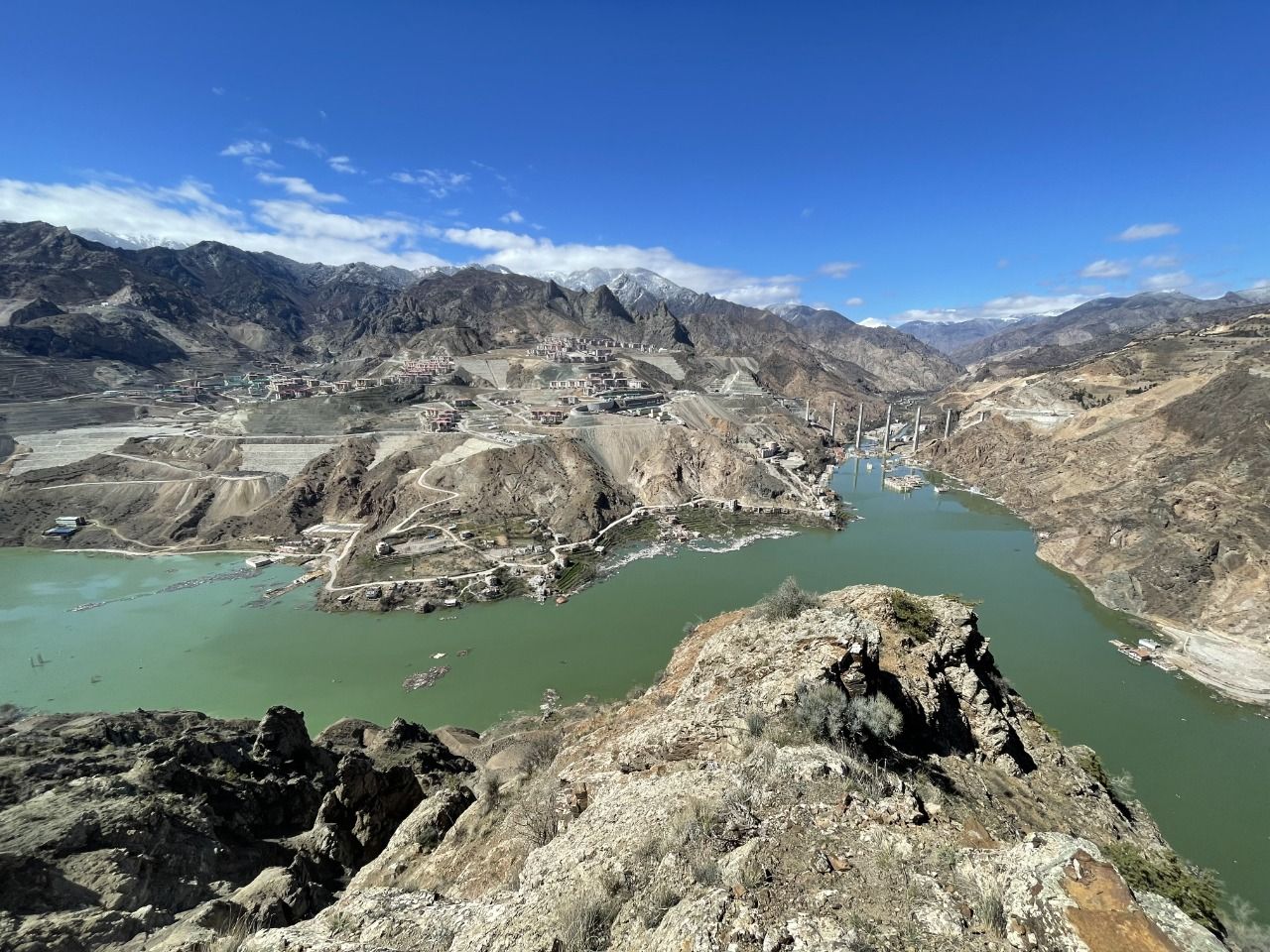 <p>Öte yandan bazı kişiler, eski yerleşim yerinin sular altında kalışını görüntülemek için ilçeye geliyor.</p>