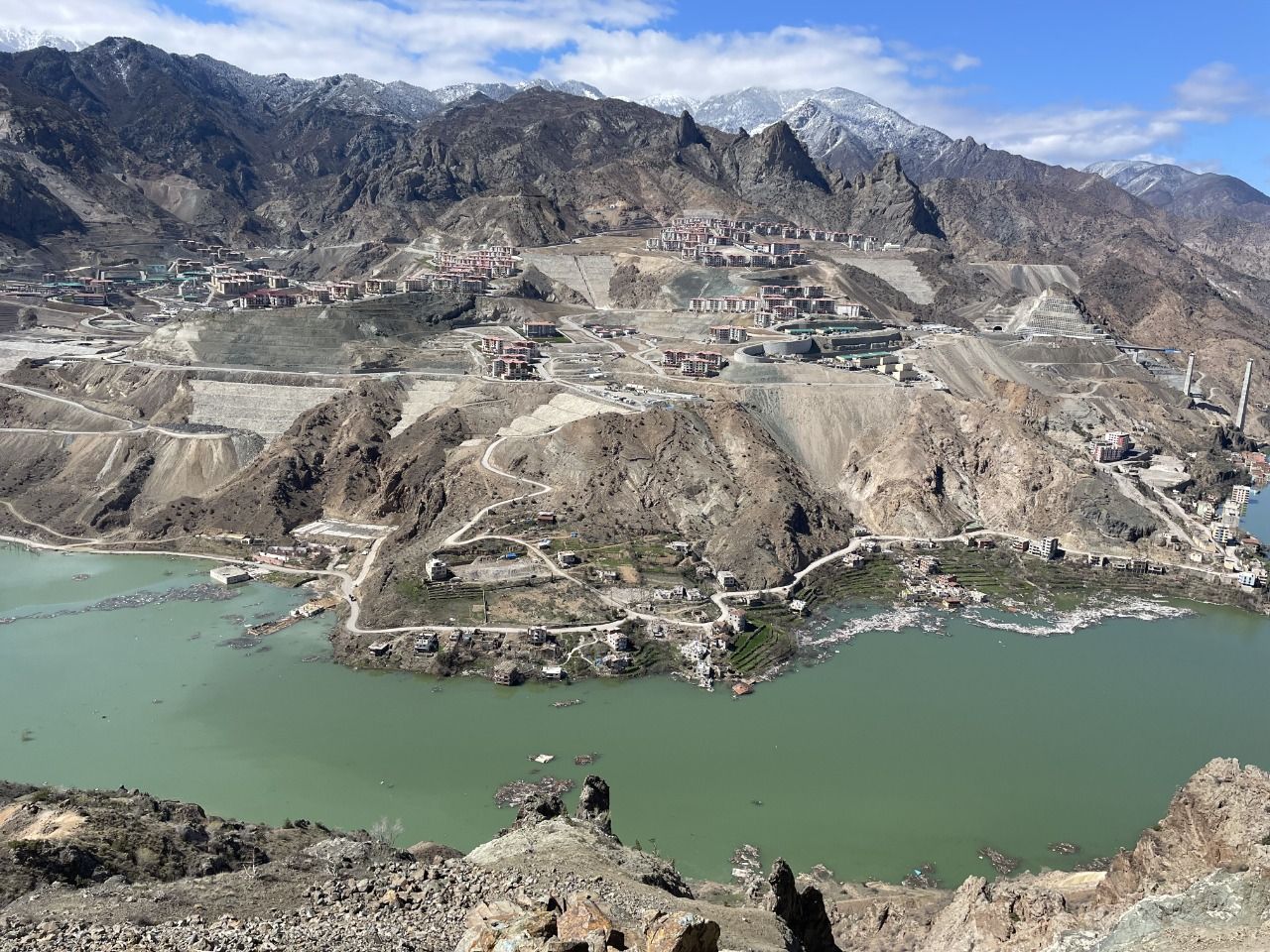 <p>Erzurum'dan gelen Ömer Faruk Göktaş, AA muhabirine, Yusufeli'nin eski halini de bilen biri olarak bu tarihi ana şahitlik etmek için ilçeye geldiğini söyledi.</p>