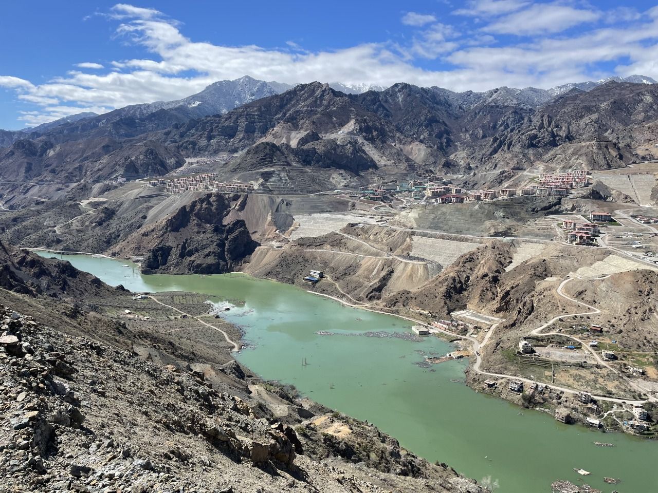 <p>Yusufeli'nde tarihi günlerin yaşandığını belirten Göktaş, "Dünyanın beşinci, <a href="https://www.dirilispostasi.com/haberleri/turkiye" class="tag-link" title="Son dakika Türkiye haberleri" target="_blank" rel="noopener"> <a href="https://www.dirilispostasi.com/haberleri/turkiye" class="tag-link" title="Son dakika Türkiye haberleri" target="_blank">Türkiye</a></a>'nin en yüksek barajı burada yapıldı. Bunun neticesinde Yusufeli sular altında kaldı. Biz de bu anlara şahitlik etmek için geldik. Fotoğraflar, videolar çekiyorum. İlçenin eski halini de görmüştüm. Geçmiş yıllarda ziyarete gelmiştim. Ülkeyi kalkındırmak için çok büyük bir proje. Bir tarafımız hüzünlü, bir tarafımız mutlu." diye konuştu.</p>