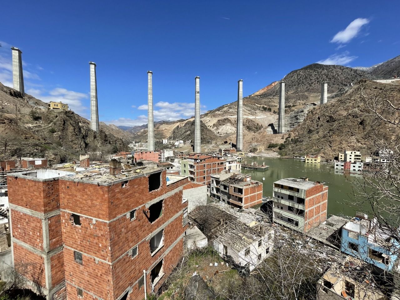 <p>Göktaş, Yusufeli'nin video ve fotoğraf tutkunları için bugünlerde bir nimet olduğunu ifade ederek, "Ben de Erzurum'dan kalktım, geldim buraya. Tabii ki video, fotoğraf çeken arkadaşlar bu an bitmeden tarihe şahitlik etmek için gelebilirler." dedi.</p>
<p>(AA)</p>