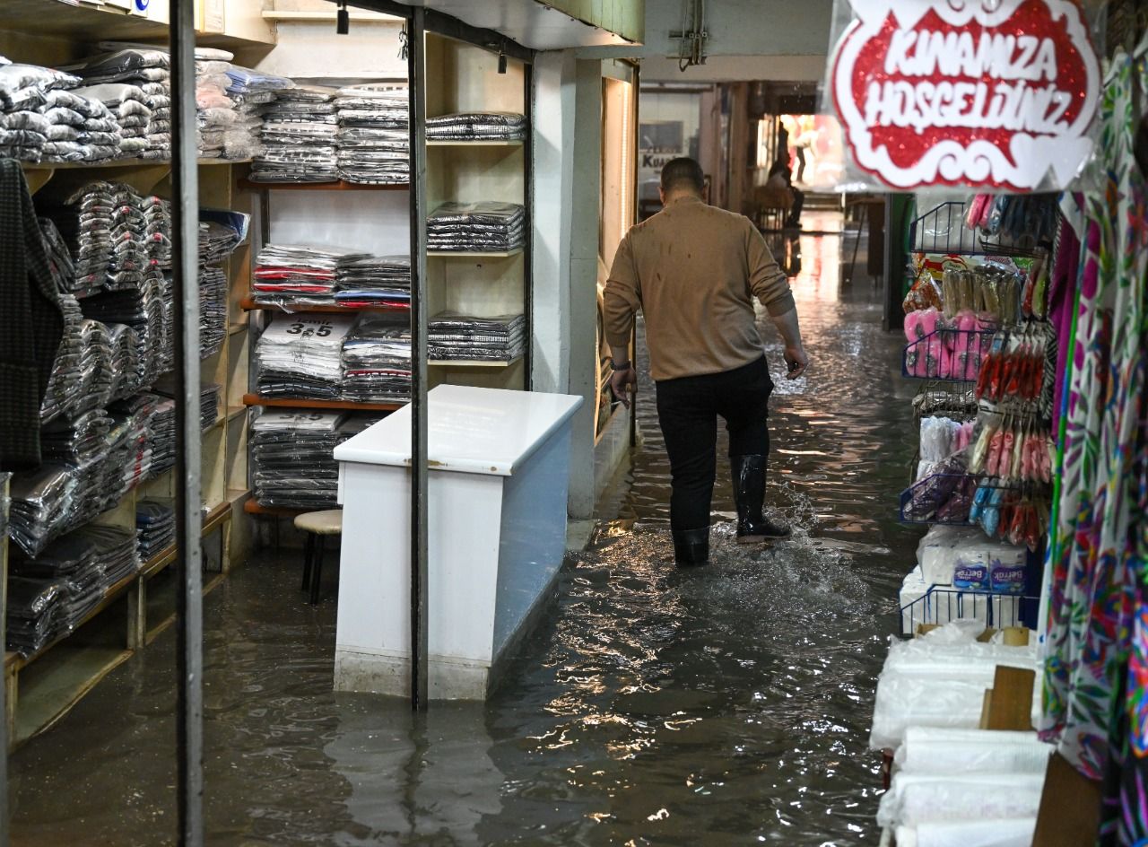 <p>Sabah saatlerinden itibaren zaman zaman etkili olan sağanak nedeniyle Bayraklı ile Bornova ilçelerindeki bazı cadde ve sokaklarda olumsuzluklar yaşandı.</p>
