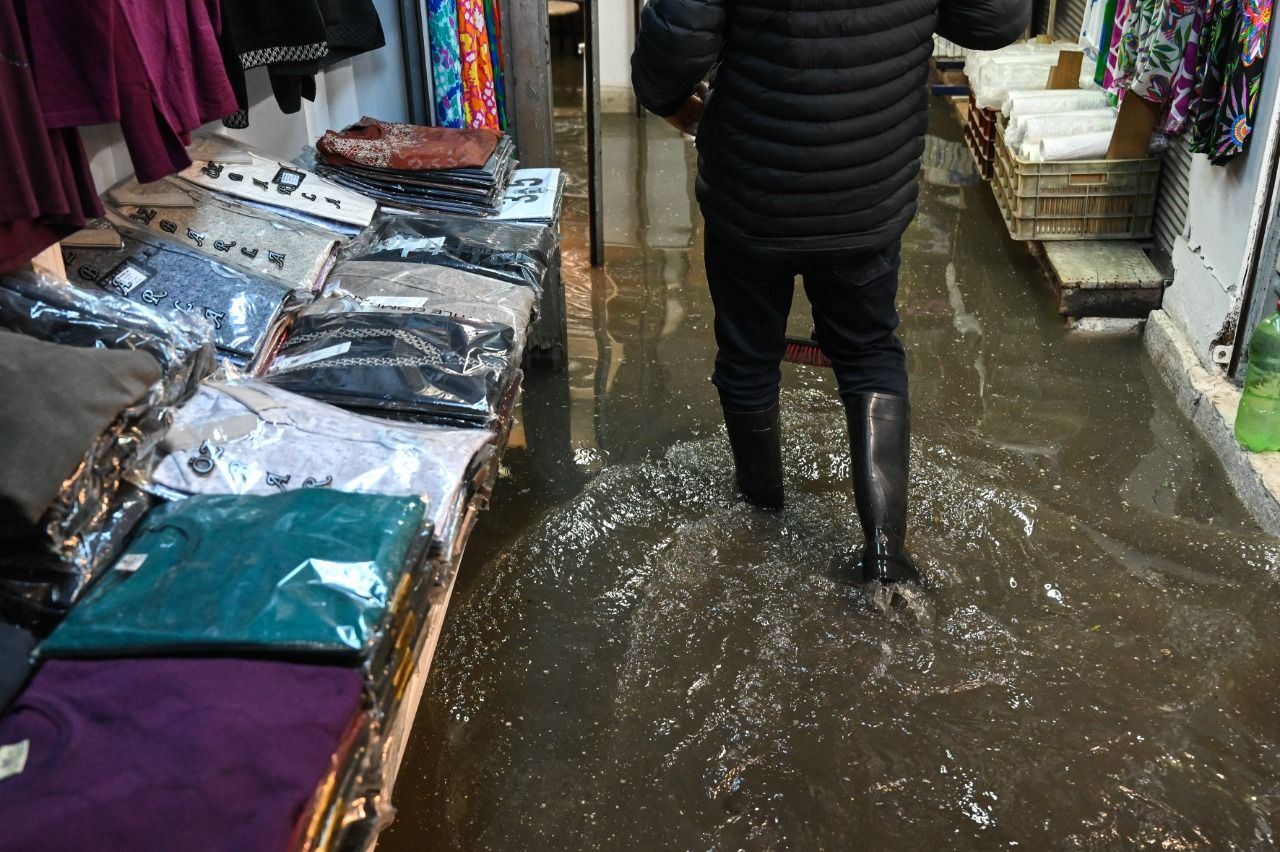<p>Kentte özellikle Kemalpaşa Caddesi, Çınarlı ve Işıkkent bölgelerinde giderlerin tıkanması nedeniyle yollarda su birikintileri oluştu.</p>