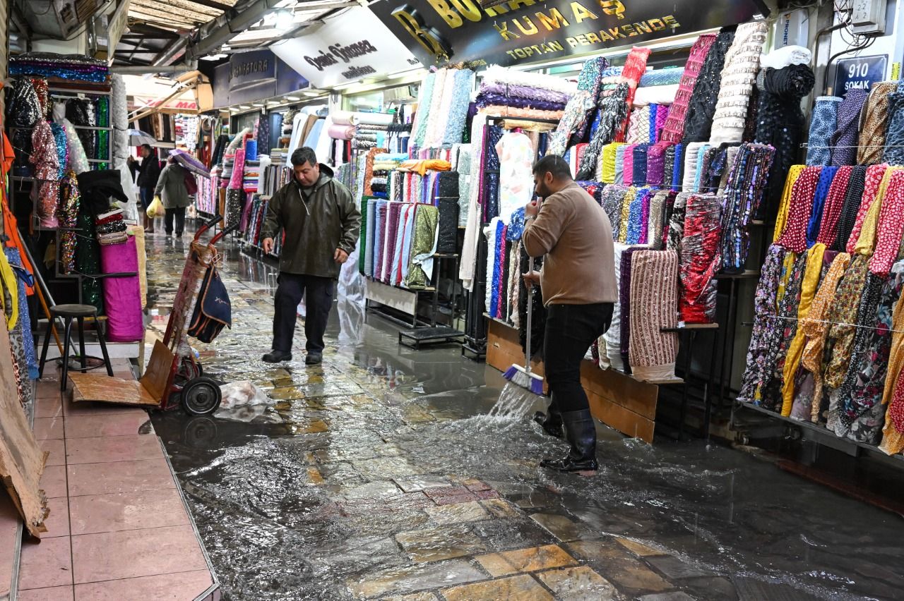 <div id="habericerikDiv3" class=" v3HaberIcerikDiv ltr">
<p>Sağanak nedeniyle rögarların taşması sonucu yollarda oluşan su birikintileri, bazı bölgelerde trafikte aksamalara neden oldu.</p>
</div>
<div class="muhabirDiv">
<div>(AA)</div>
</div>