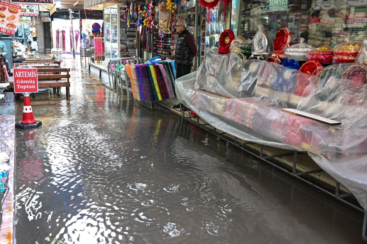 İzmir'de sağanak yaşamı etkiledi
