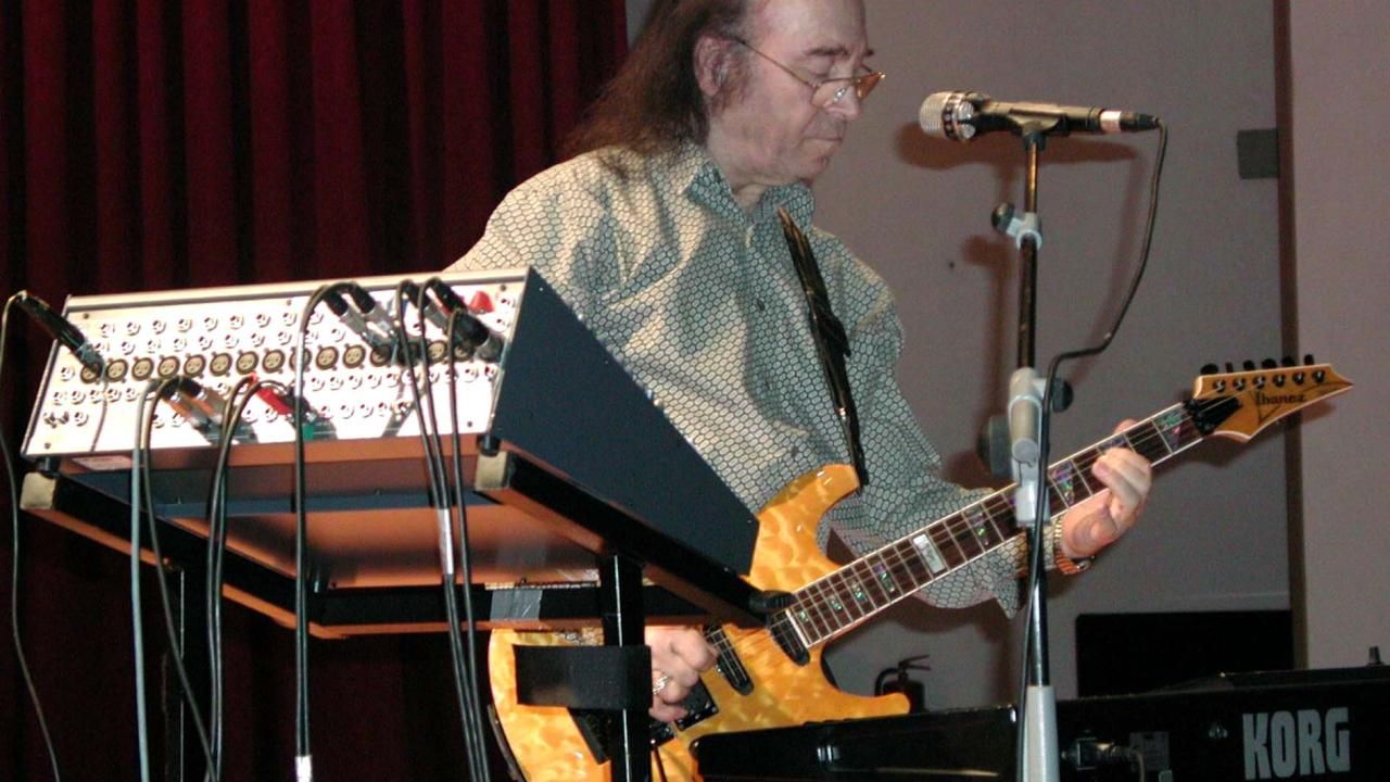 <div class="gallery-photo-container" id="item_58545_9" data-id="58545_9" data-url="https://www.trthaber.com/foto-galeri/fotograflarla-erkin-koray/58545/sayfa-9.html">
<div class="text-frame">
<div class="title-description-container">
<div class="description">Türk rock müziğinde çok sayıda yeni kuşak gruba ilham kaynağı olan Erkin Koray, İsrailli heavy metal grubu Orphaned Land tarafından "Türk rockının babası" olarak nitelendiriliyordu.</div>
</div>
</div>
</div>
<div class="gallery-photo-container" id="item_58545_10" data-id="58545_10" data-url="https://www.trthaber.com/foto-galeri/fotograflarla-erkin-koray/58545/sayfa-10.html"></div>