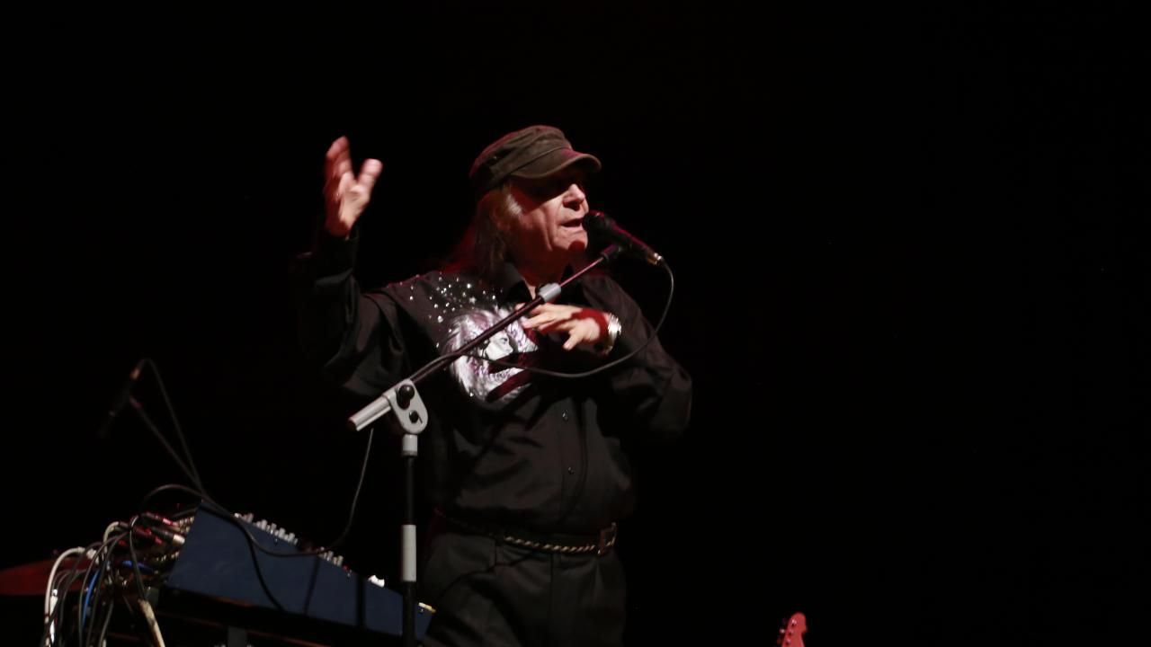 <div class="gallery-photo-container" id="item_58545_10" data-id="58545_10" data-url="https://www.trthaber.com/foto-galeri/fotograflarla-erkin-koray/58545/sayfa-10.html">
<div class="text-frame">
<div class="title-description-container">
<div class="description">Koray ayrıca, Orhan Gencebay ile elektro bağlama üreterek Türk müziği tarihine geçti.</div>
</div>
</div>
</div>
<div class="gallery-photo-container" id="item_58545_11" data-id="58545_11" data-url="https://www.trthaber.com/foto-galeri/fotograflarla-erkin-koray/58545/sayfa-11.html"></div>