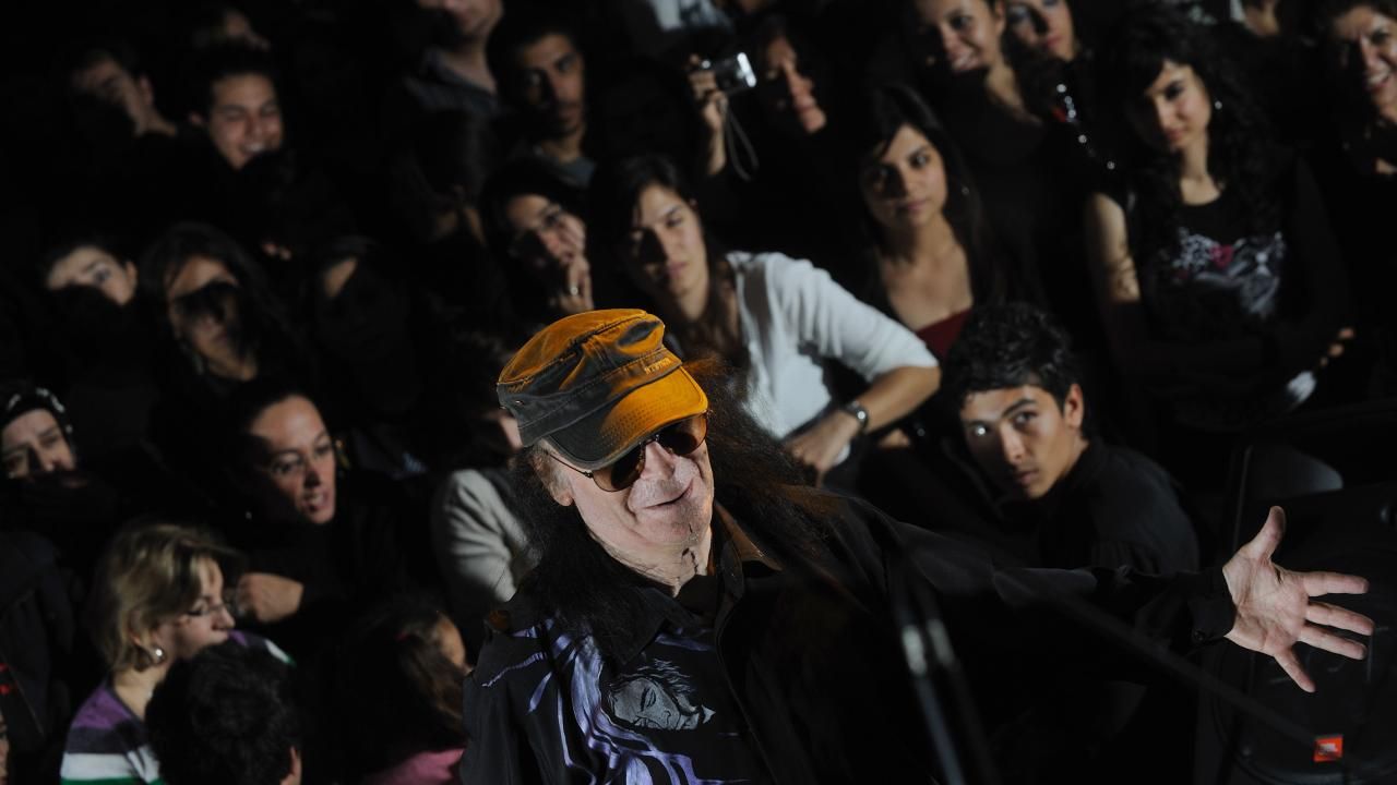 <div class="gallery-photo-container" id="item_58545_2" data-id="58545_2" data-url="https://www.trthaber.com/foto-galeri/fotograflarla-erkin-koray/58545/sayfa-2.html">
<div class="text-frame">
<div class="title-description-container">
<div class="description">Koray, arkadaşlarıyla 1950`li yıllarda kurduğu "Erkin Koray ve Ritimcileri" grubunda dönemin güncel parçalarını çalmaya başladı.</div>
</div>
</div>
</div>
<div class="gallery-photo-container" id="item_58545_3" data-id="58545_3" data-url="https://www.trthaber.com/foto-galeri/fotograflarla-erkin-koray/58545/sayfa-3.html"></div>