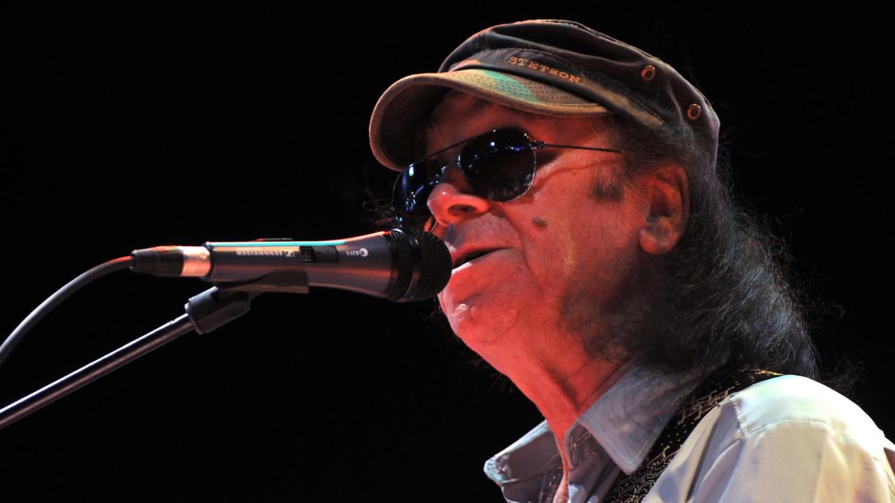 <div class="gallery-photo-container" id="item_58545_4" data-id="58545_4" data-url="https://www.trthaber.com/foto-galeri/fotograflarla-erkin-koray/58545/sayfa-4.html">
<div class="text-frame">
<div class="title-description-container">
<div class="description">Profesyonel çalışmalarına solo devam eden Koray, 1966`da İngilizce şarkılardan oluşan 45`lik plak çıkardı, fakat plağın çok satmamasından ötürü bundan sonraki şarkılarını Türkçe yapmaya karar verdi.</div>
</div>
</div>
</div>
<div class="gallery-photo-container" id="item_58545_5" data-id="58545_5" data-url="https://www.trthaber.com/foto-galeri/fotograflarla-erkin-koray/58545/sayfa-5.html"></div>