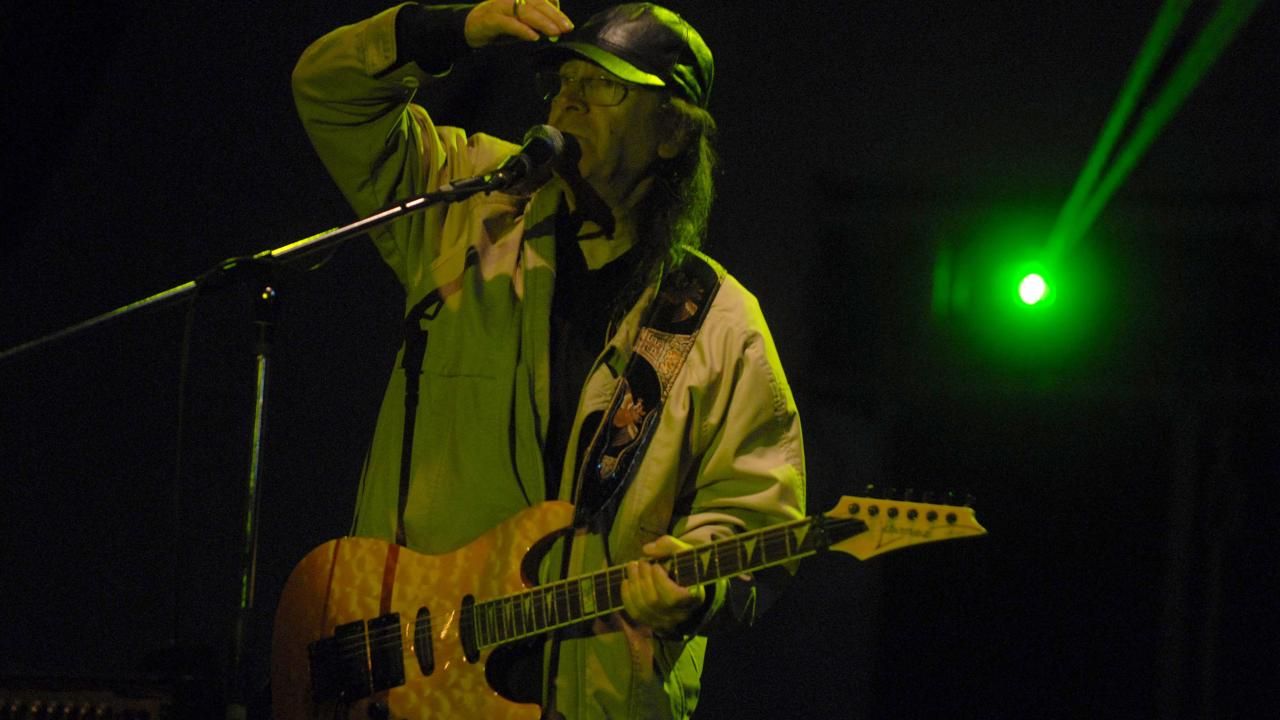 <div class="gallery-photo-container" id="item_58545_5" data-id="58545_5" data-url="https://www.trthaber.com/foto-galeri/fotograflarla-erkin-koray/58545/sayfa-5.html">
<div class="text-frame">
<div class="title-description-container">
<div class="description">Koray`ın 1967`de piyasaya sürülen ve "Kızları da Alın Askere" ile "Aşk Oyunu" parçalarının yer aldığı 45`lik, ünlü müzisyenin Türkiye çapında tanınmasını sağladı.</div>
</div>
</div>
</div>
<div class="gallery-photo-container" id="item_58545_6" data-id="58545_6" data-url="https://www.trthaber.com/foto-galeri/fotograflarla-erkin-koray/58545/sayfa-6.html"></div>