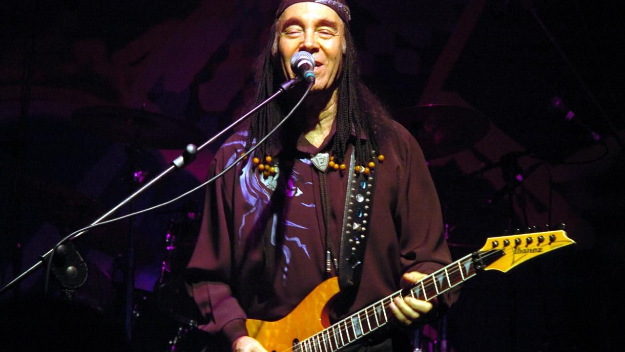 <div class="gallery-photo-container" id="item_58545_6" data-id="58545_6" data-url="https://www.trthaber.com/foto-galeri/fotograflarla-erkin-koray/58545/sayfa-6.html">
<div class="text-frame">
<div class="title-description-container">
<div class="description">Koray, 1969`da kurduğu "Yeraltı Dörtlüsü" grubuyla yeraltı müzik akımının öncülüğünü yaptı. Bu grubunda Jethro Tull, Pink Floyd ve Cream gibi gruplardan şarkılar uyarladı. Daha sonra Almanya`da tanıştığı bas gitarist Jerzy Ziembrowski ile 1971`de "Super Group" adlı psikadelik rock grubunu kuran Koray, 1973`te müzik çalışmalarına solo devam etme kararı aldı.</div>
</div>
</div>
</div>
<div class="gallery-photo-container" id="item_58545_7" data-id="58545_7" data-url="https://www.trthaber.com/foto-galeri/fotograflarla-erkin-koray/58545/sayfa-7.html"></div>