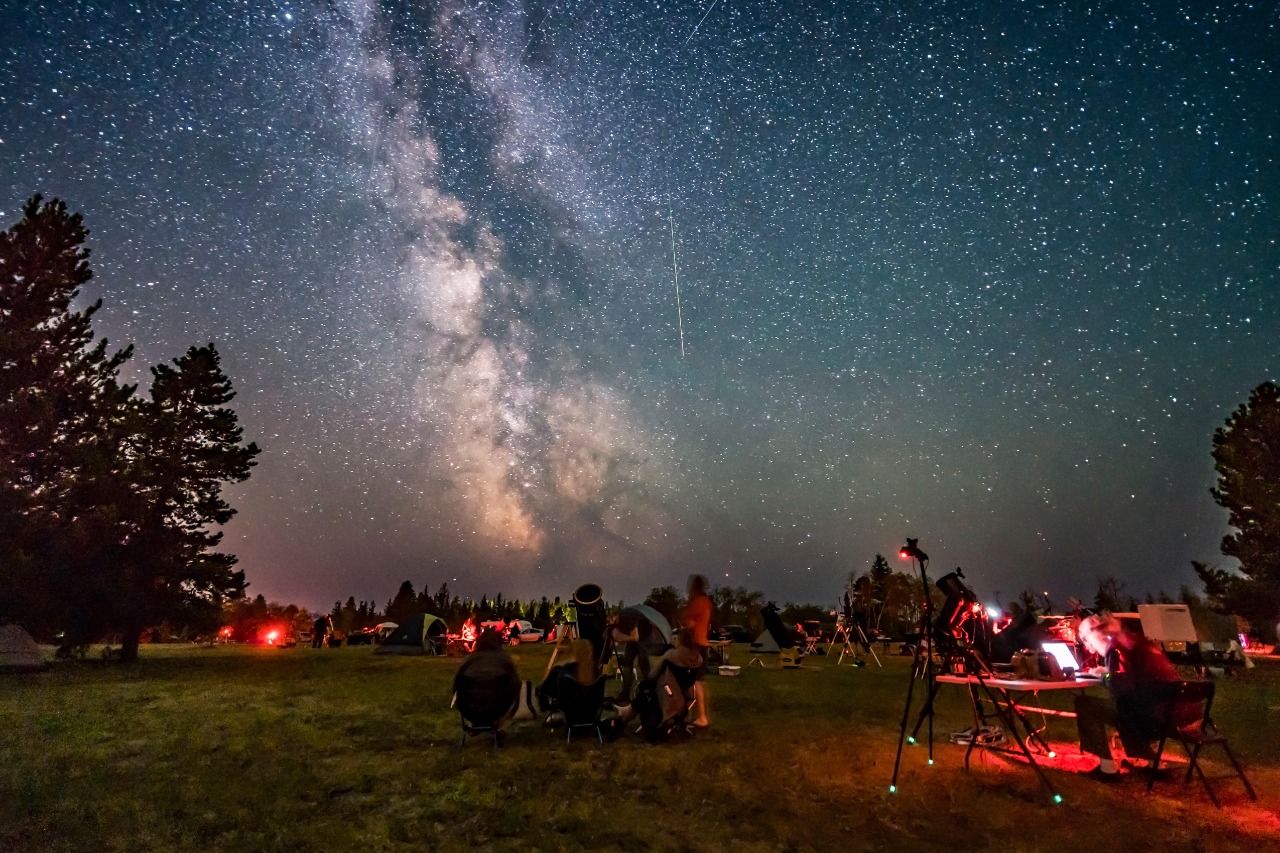 <p style="margin: 0cm; margin-bottom: .0001pt; vertical-align: baseline;"><span style="font-size: 13.5pt; font-family: 'Helvetica','sans-serif'; color: #022032;">Taşların atmosferde iz bırakarak kül olması halk arasında "yıldız kayması" ifadesiyle de anılıyor.<o:p></o:p></span></p>