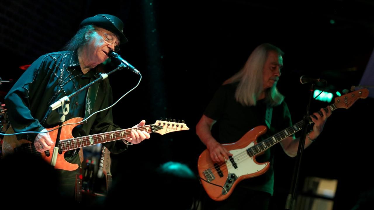 <div class="gallery-photo-container" id="item_58545_7" data-id="58545_7" data-url="https://www.trthaber.com/foto-galeri/fotograflarla-erkin-koray/58545/sayfa-7.html">
<div class="text-frame">
<div class="title-description-container">
<div class="description">Solo çalışmaları kapsamında 1973`ten 1999`a kadar 15 albüm piyasaya süren Erkin Koray, "İlla Ki", "Deli Kadın", "Tek Başına", "Öyle Bir Geçer Zaman Ki", "Arapsaçı", "Fesupanallah", "Şaşkın", "Sevince" ve "Yalnızlar Rıhtımı" gibi kendi bestelediği şarkıların yanında "Cemalim" ve "Köprüden Geçti Gelin" gibi uyarlamalarıyla dikkati çekti.</div>
</div>
</div>
</div>
<div class="gallery-photo-container" id="item_58545_8" data-id="58545_8" data-url="https://www.trthaber.com/foto-galeri/fotograflarla-erkin-koray/58545/sayfa-8.html"></div>