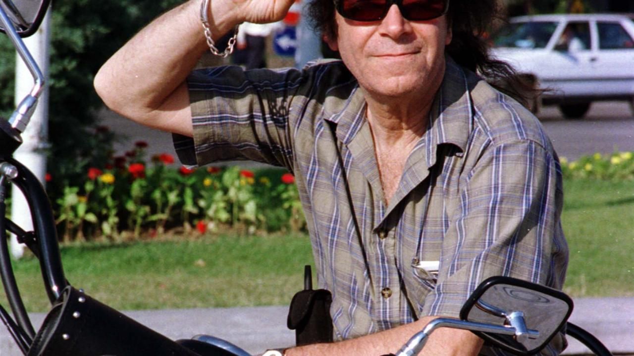 <div class="gallery-photo-container" id="item_58545_8" data-id="58545_8" data-url="https://www.trthaber.com/foto-galeri/fotograflarla-erkin-koray/58545/sayfa-8.html">
<div class="text-frame">
<div class="title-description-container">
<div class="description">Ünlü sanatçı 7 Temmuz`da sosyal medya hesabında, yeni bir albüm piyasaya süreceğini duyurmuştu.</div>
</div>
</div>
</div>
<div class="gallery-photo-container" id="item_58545_9" data-id="58545_9" data-url="https://www.trthaber.com/foto-galeri/fotograflarla-erkin-koray/58545/sayfa-9.html"></div>