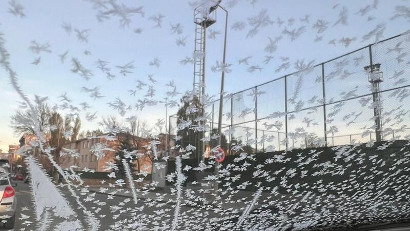 <div class="gallery-photo-container" id="item_60795_3" data-id="60795_3" data-url="https://www.trthaber.com/foto-galeri/karsta-soguk-hava-etkili-oluyor/60795/sayfa-3.html">
<div class="text-frame">
<div class="title-description-container">
<div class="description">Hava sıcaklığının sıfırın altında 4 dereceye düştüğü ilçede araç camları buz tuttu, bitkiler kırağı ile kaplandı.</div>
</div>
</div>
</div>
<div class="gallery-photo-container" id="item_60795_4" data-id="60795_4" data-url="https://www.trthaber.com/foto-galeri/karsta-soguk-hava-etkili-oluyor/60795/sayfa-4.html"></div>