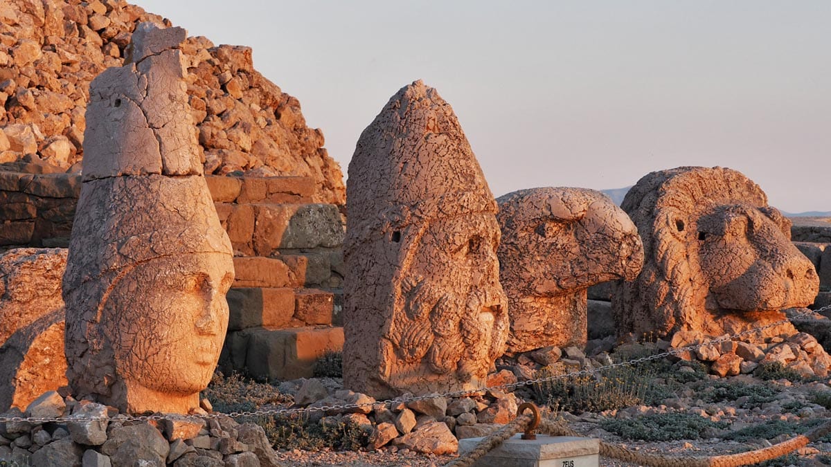 8. Nemrut Dağı'nın Heykelleri