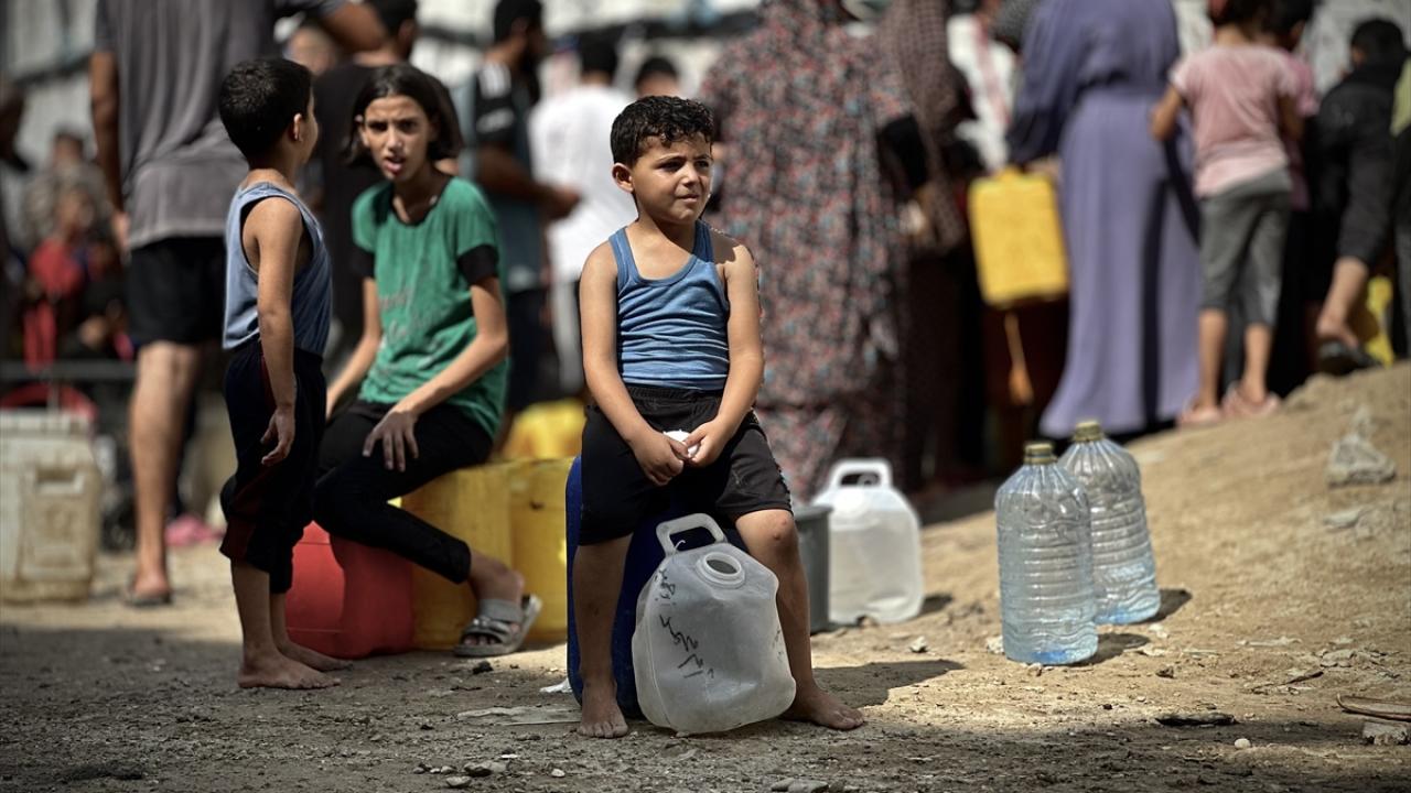 Han Yunus Belediyesi, kentteki Filistinlilere temiz su dağıttı