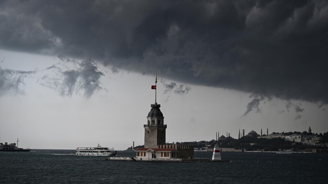 İstanbul'da sağanak: Bazı caddeler göle döndü!