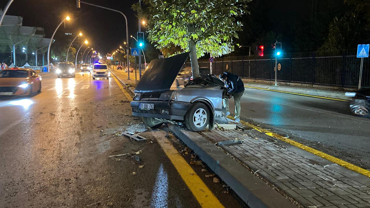 Ağaca Çarpıp Ikiye Bölünen Otomobilin Yarısı Karşı Şeride Geçti