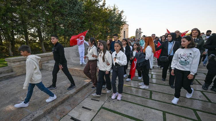 Bakan Güler'in Davetlisi Hakkarili Öğrenciler Anıtkabir'i Ziyaret Etti3