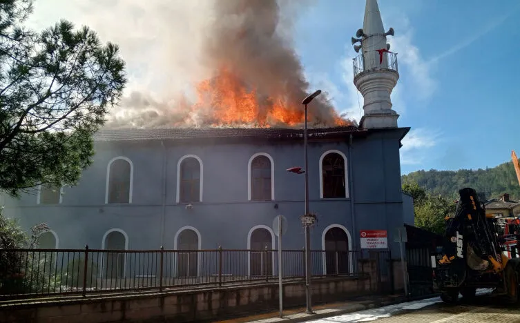 Bartın'da Asırlık Cami Yandı2