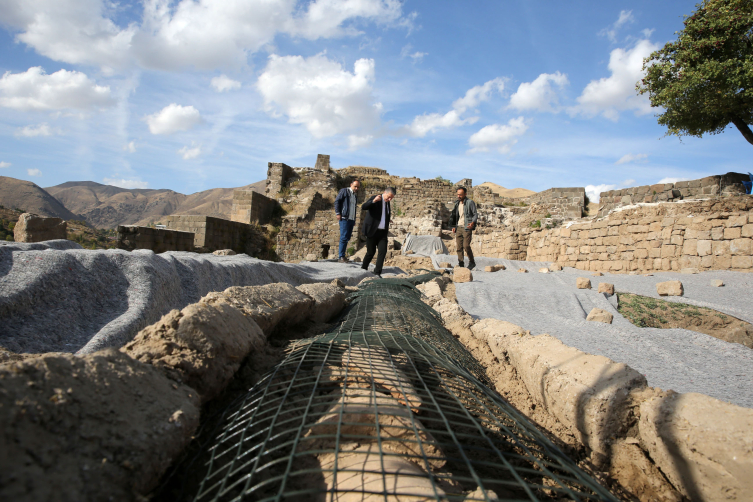 Bitlis Kalesi'nde Saraya Ait Olduğu Değerlendirilen Anahtar Ile Aparatları Bulundu2