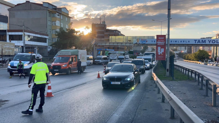 İş Makinesi Taşıyan Kamyonet Devrildi, Trafik Durma Noktasına Geldi2