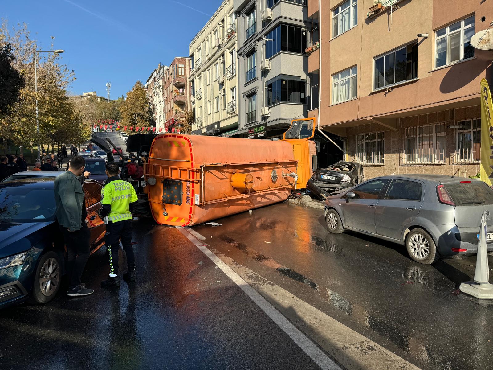 İBB'ye ait yol bakım aracı yoldan çıktı, 8 araca çarptı: 3 yaralı 3