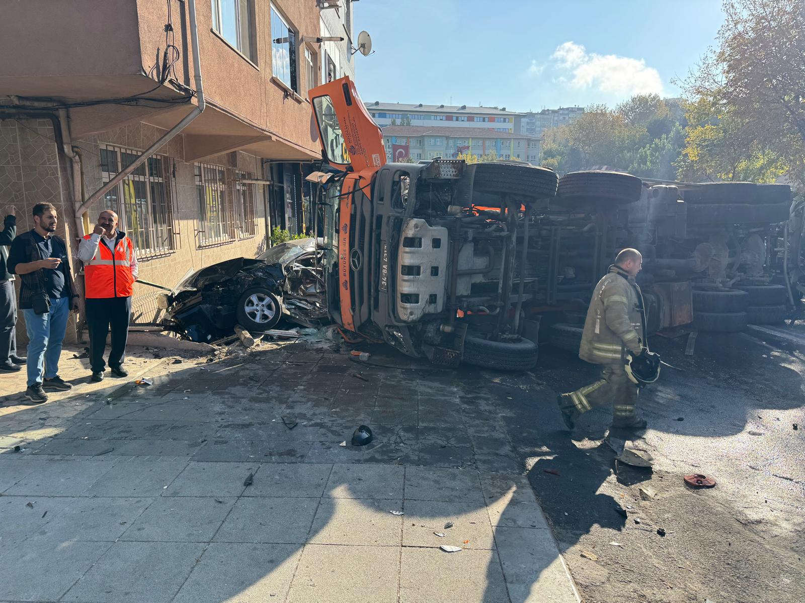 İBB'ye ait yol bakım aracı yoldan çıktı, 8 araca çarptı: 3 yaralı 4